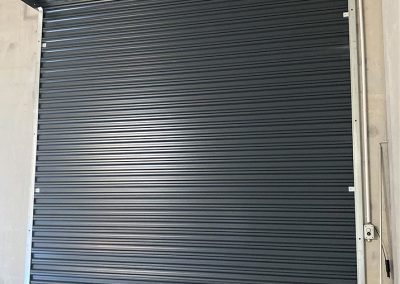 Rideau métallique gris anthracite bâtiment